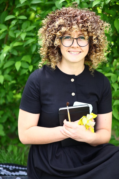 Portrait d'une jeune femme aux cheveux bouclés