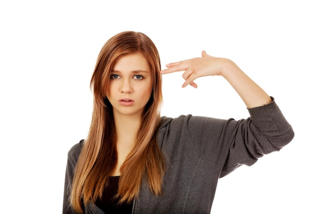 Photo portrait d'une jeune femme aux cheveux bruns sur un fond blanc