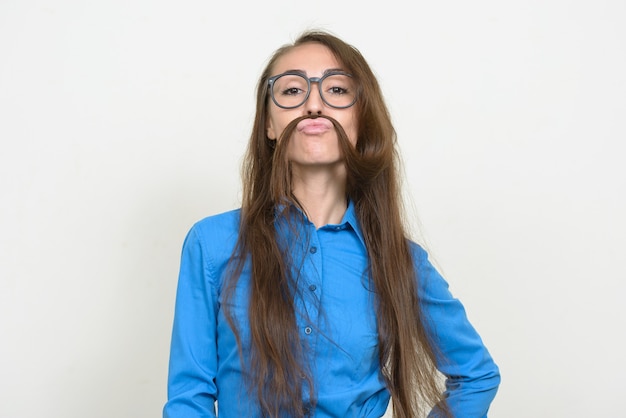 Portrait de jeune femme aux cheveux comme moustache