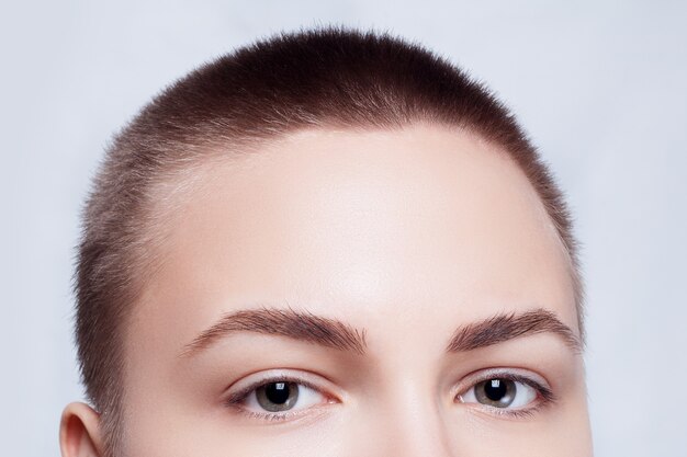 Portrait de jeune femme aux cheveux courts avec une peau claire