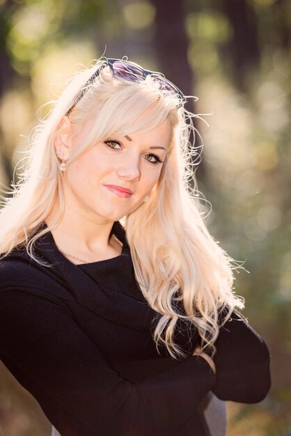 Photo portrait d'une jeune femme aux cheveux longs