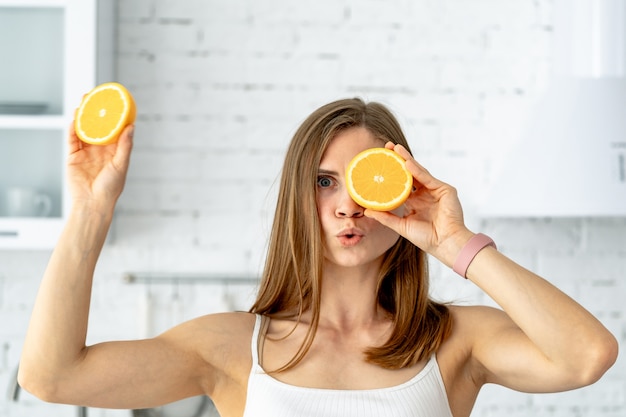 Portrait de jeune femme aux fruits orange