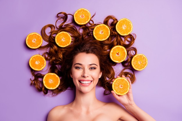 Portrait jeune femme aux oranges dans les cheveux