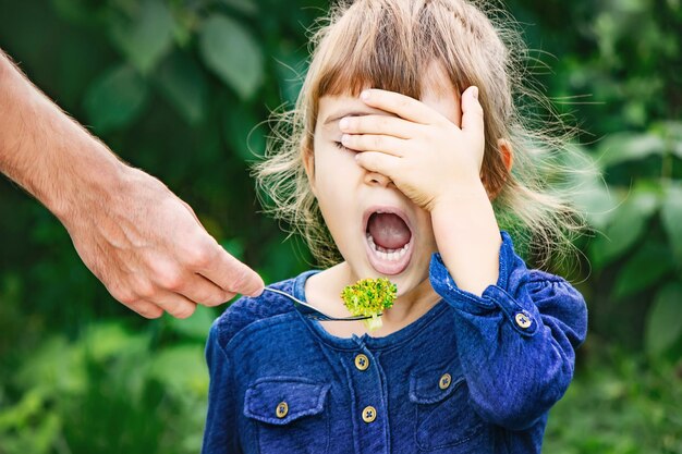 Photo portrait d'une jeune femme aux yeux fermés debout à l'extérieur