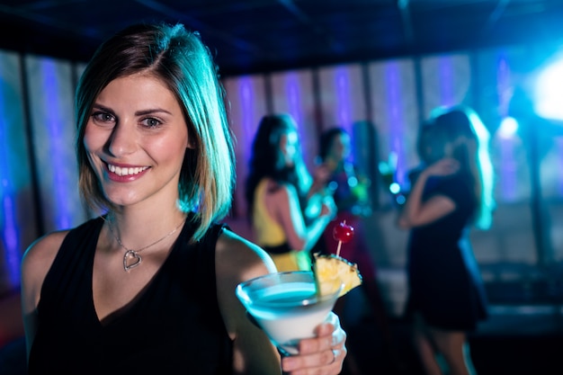 Portrait, jeune, femme, avoir, cocktail