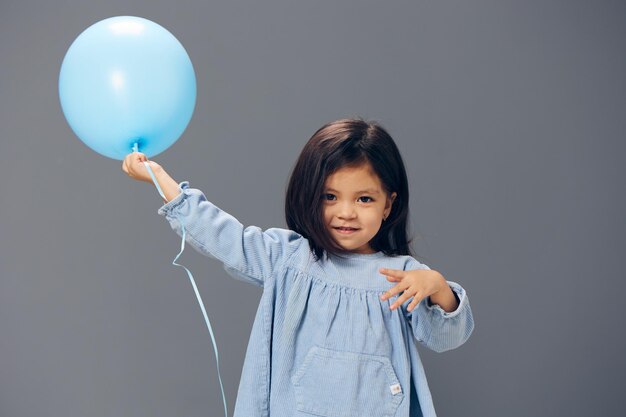 Photo portrait d'une jeune femme avec des ballons