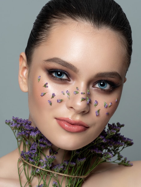 Portrait de jeune femme avec un beau maquillage. Maquillage jeunesse, soins de la peau, concept de printemps ou d'été.