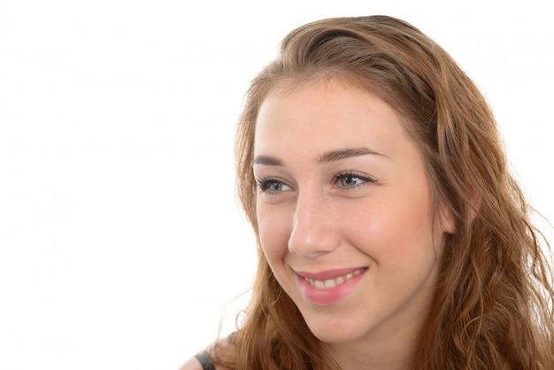 Portrait d'une jeune femme avec un beau sourire, blanc