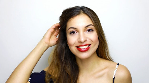 Portrait d'une jeune femme avec un beau sourire blanc