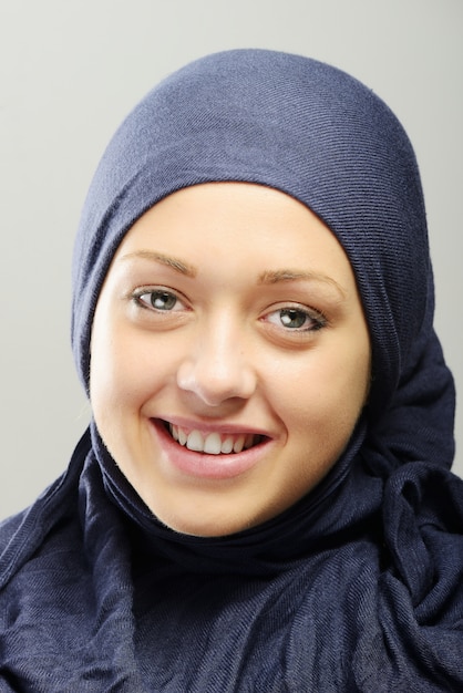 Portrait de jeune femme belle arabe