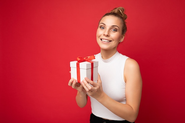 Portrait de jeune femme belle avec boîte-cadeau