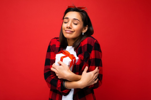 Portrait de jeune femme belle avec boîte-cadeau