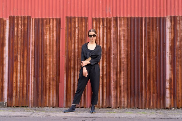 Portrait de jeune femme belle comme agent secret dans les rues de la ville à l'extérieur