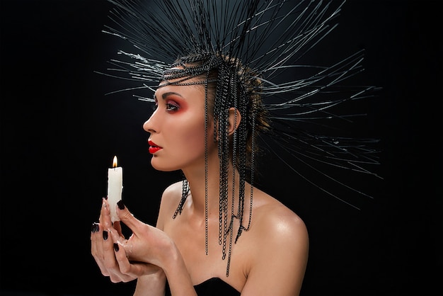 Photo portrait de jeune femme belle comme sorcière avec des lèvres rouges et une couronne noire sur dia de muertos sombre