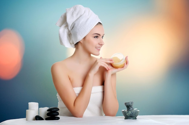 Portrait de jeune femme belle dans un environnement de spa