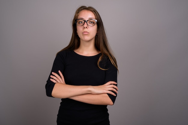 Portrait de jeune femme belle sur fond gris