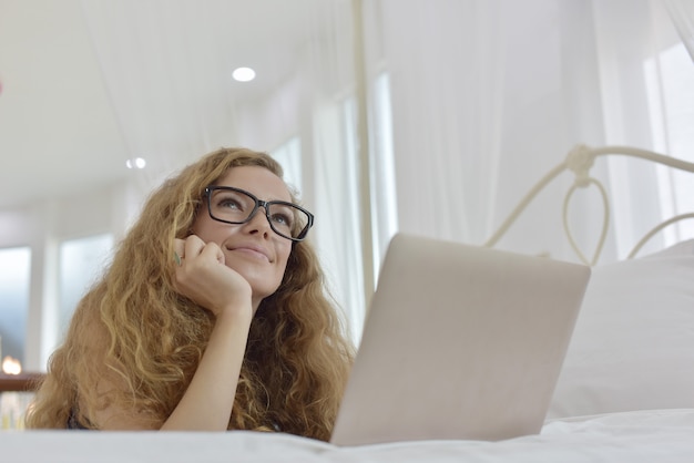 Portrait d'une jeune femme belle et heureuse sexy