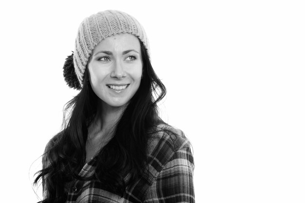 Portrait de jeune femme belle hipster isolé sur blanc en noir et blanc