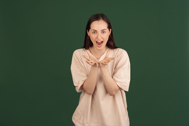 Portrait de jeune femme belle isolée sur vert