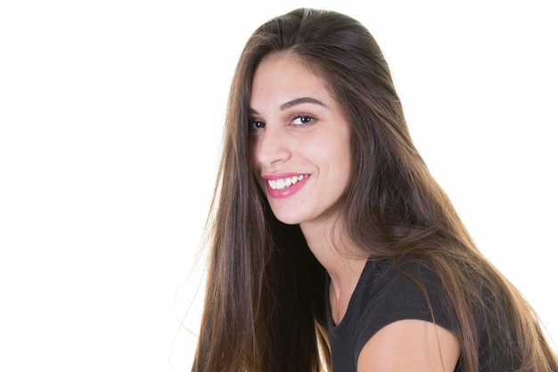 Portrait de jeune femme belle longue brune cheveux isolé sur blanc en gros plan