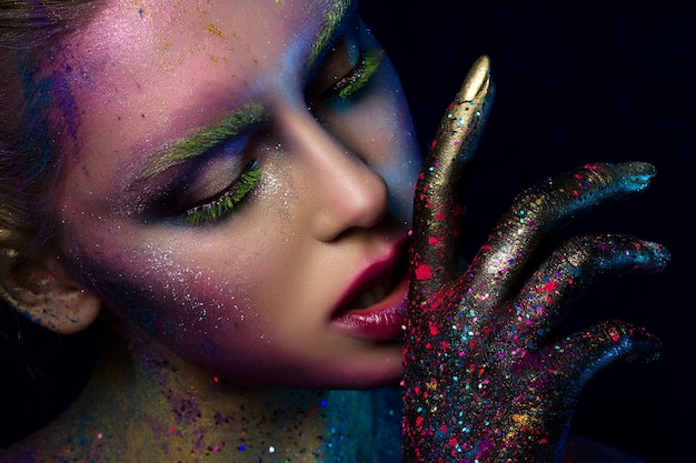 Portrait de jeune femme belle avec un maquillage créatif de mode moderne. Maquillage de passerelle ou d'halloween. Prise de vue en studio