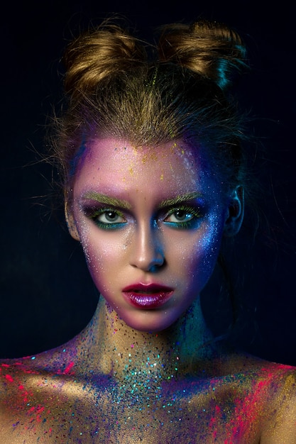 Portrait de jeune femme belle avec un maquillage créatif de mode moderne. Maquillage de passerelle ou d'halloween. Prise de vue en studio