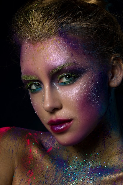 Portrait de jeune femme belle avec un maquillage créatif de mode moderne. Maquillage de passerelle ou d'halloween.