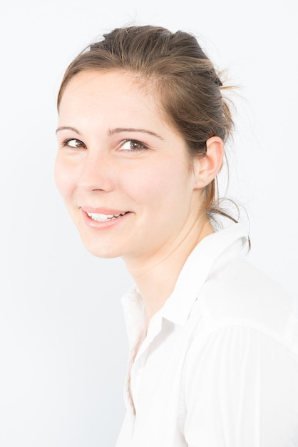 Portrait De Jeune Femme Belle Souriante. Portrait en gros plan d'une jeune fille fraîche d'affaires