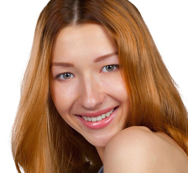 Portrait de jeune femme belle souriante