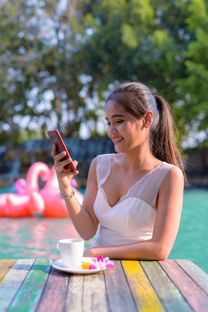 Portrait de jeune femme belle touriste asiatique détente au bord du lac en plein air