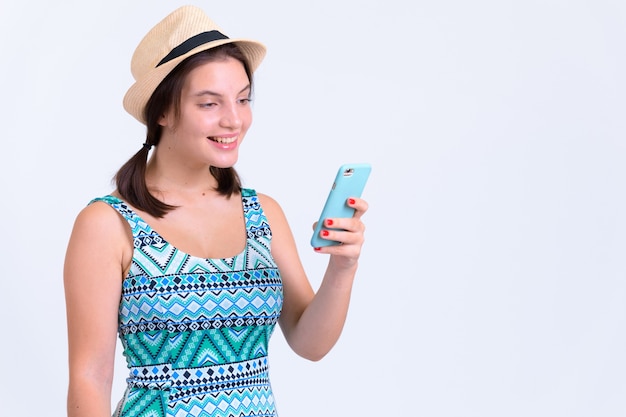 Portrait de jeune femme belle touriste sur blanc