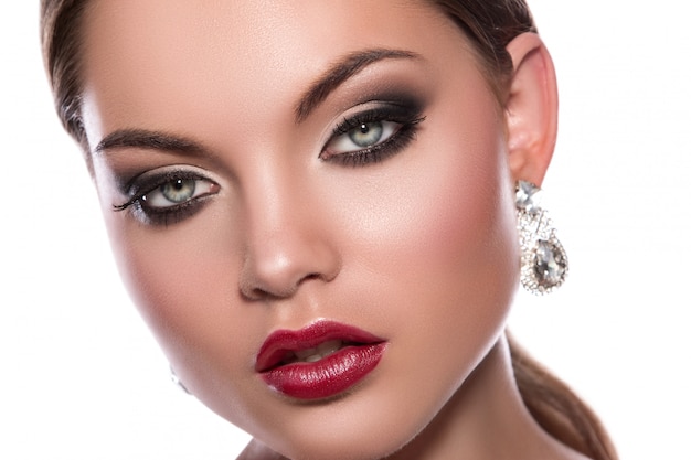 Portrait de jeune femme avec de belles boucles d'oreilles