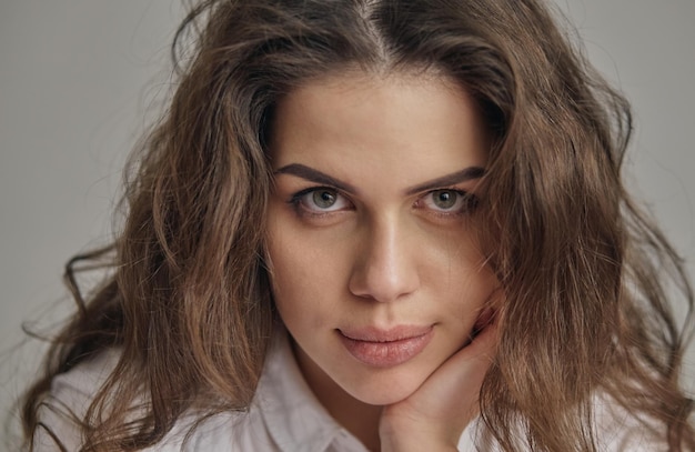 Portrait de jeune femme sur blanc.