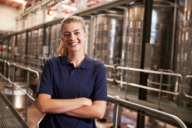 Portrait d'une jeune femme blanche travaillant dans une usine de vin