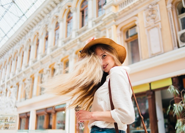 Portrait d'une jeune femme blonde dans un chapeau