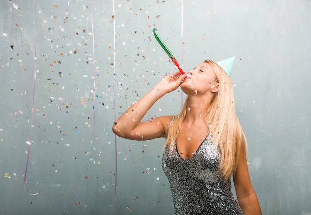 Portrait de jeune femme blonde élégante célébrant une fête.