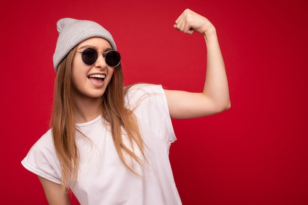 Portrait De Jeune Femme Blonde Foncée Attrayante Heureuse Positive émotionnelle Avec Des émotions Sincères