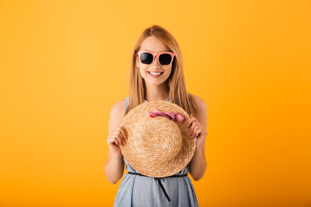 Portrait d'une jeune femme blonde joyeuse