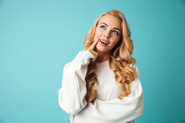 Portrait d'une jeune femme blonde pensive