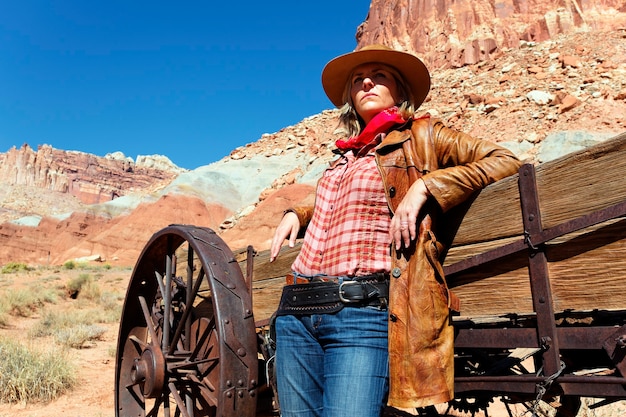 Portrait d'une jeune femme blonde portant un chapeau de cowboy
