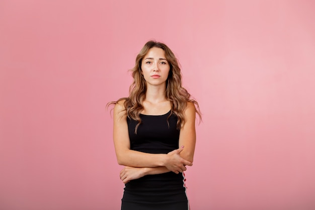 Portrait de jeune femme blonde réfléchie vêtue d'une robe noire