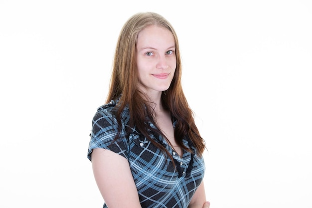 Photo portrait de jeune femme en blouse bleue de profil sur fond blanc avec de longs cheveux blonds