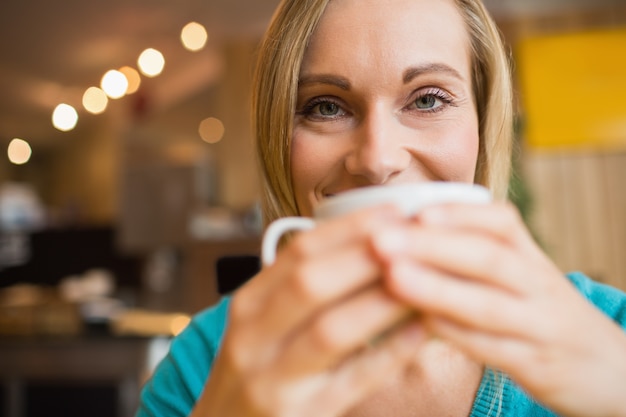 Photo portrait, de, jeune femme, boire, café, dans, café