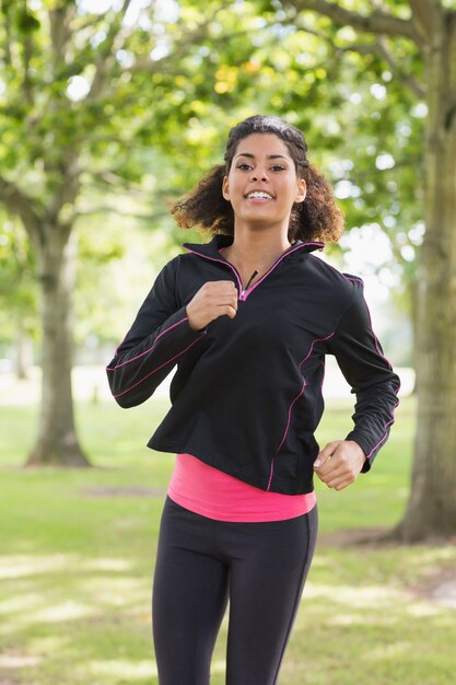 Portrait d&#39;une jeune femme en bonne santé souriante dans le parc