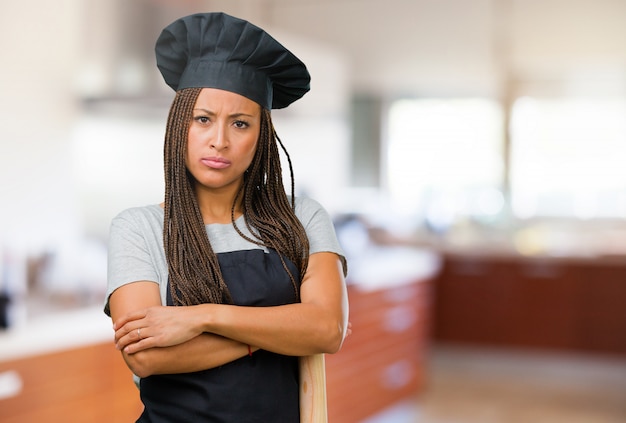 Portrait d&#39;une jeune femme de boulanger noire très en colère et contrariée, très tendue, hurlant furieuse