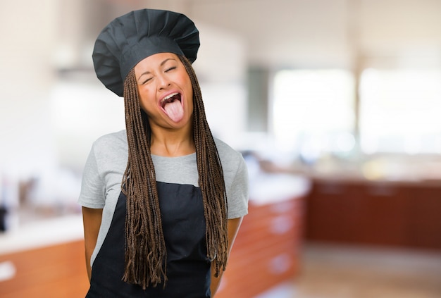 Portrait D'une Jeune Femme Boulangère Noire Expression De Confiance Et D'émotion, Amusante Et Amicale