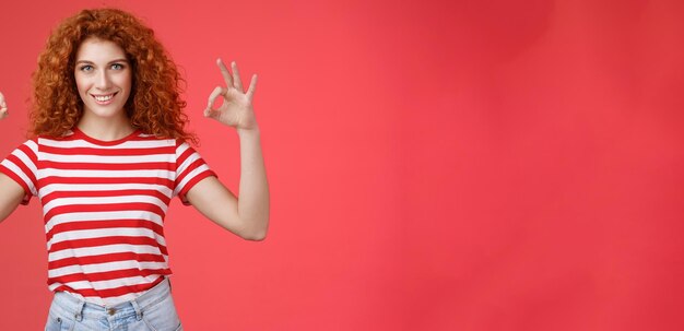 Portrait d'une jeune femme avec les bras levés debout sur un fond jaune