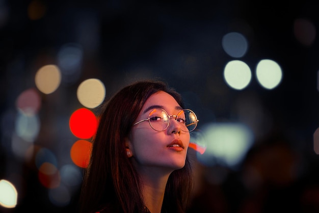 Portrait d'une jeune femme avec les bras levés