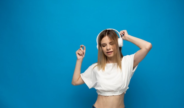 Portrait d'une jeune femme avec les bras levés