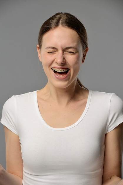 Portrait, jeune, femme, bretelles, blanc, T-shirt